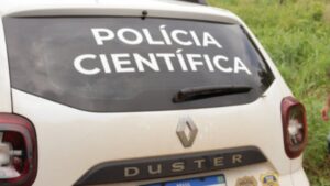 Mulher morre e homem fica em estado grave após caminhonete bater em poste na TO-226