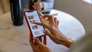 Estabelecimentos com cardápios digitais no Tocantins deverão oferecer internet gratuita e alternativas físicas
