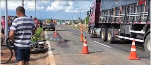 Motociclista morre após bater em caminhão na BR-153