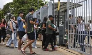 Enem registra queda na ausência de candidatos e aumento de inscrições de estudantes de escolas públicas em 2024