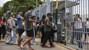 Segundo dia do Enem registra alta abstenção, mais de 1.900 eliminados e aumento de inscritos de escolas públicas