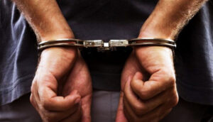 Homem é preso suspeito de golpear mulher com pedaço de madeira em tentativa de feminicídio
