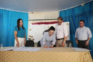 Prefeita Cinthia Ribeiro assina ordens de serviço para ampliação de salas de aula e construção de quadra em escolas municipais com investimento de R$ 3,4 milhões