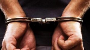 Após tentar matar o próprio filho com golpes de canivete, homem é preso novamente por novas ameaças aos filhos