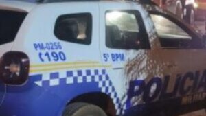 Adolescente morre após perder controle da moto durante manobra e bater a cabeça em banco de concreto