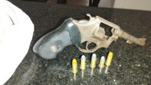 Suspeito é preso por tráfico de drogas e porte ilegal de arma após fuga; cocaína, revólver e outros materiais são apreendidos