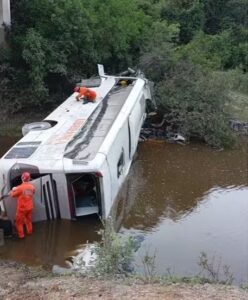 Três pessoas morrem e duas ficam feridas após ônibus cair de ponte na BR-153 no Tocantins