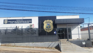Homem é indiciado por furto qualificado após usar cartão bancário perdido em via pública para fazer compras