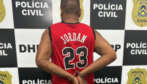 Suspeito de assassinato é preso com drogas, arma e vínculo a facção após investigações detalhadas