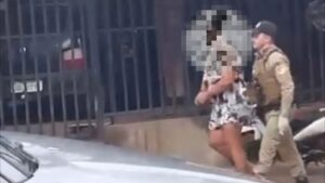 Mulher é presa suspeita de matar o marido a facadas e enterrar o corpo de cabeça para baixo no quintal