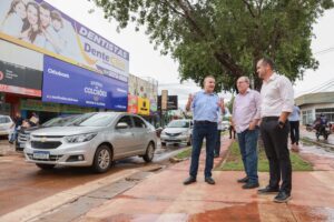 Prefeito Eduardo Siqueira Campos ouve demandas da comunidade sobre revitalização da Avenida Tocantins durante visita