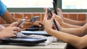 Escolas aguardam regulamentação do MEC para aplicar nova lei que proíbe uso de celular nas aulas