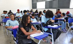 Pagamento do programa Pé-de-Meia para estudantes da rede pública começa nesta terça-feira, 25