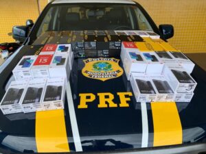 PRF apreende 79 celulares transportados ilegalmente em veículo de carga na BR-153