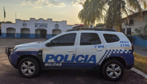 Mãe é detida após filha de 15 denunciar embriaguez e maus-tratos contra crianças de 7 e 9 anos