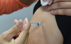 Especialista alerta para a importância de manter a prevenção contra a covid-19 no Tocantins em 2025, apesar da queda nos casos