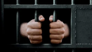 Homens são condenados a 12 anos de prisão por homicídio qualificado após matar vítima com golpes de facão na casa da própria mãe