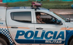 Mulher é presa por lesão corporal e homem por injúria e ameaça em caso de violência doméstica