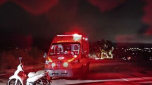 Jovem morre após perder controle da moto, derrapar e cair em rotatória durante conversão