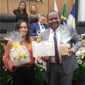 Vereador Joatan de Jesus homenageia servidora pública Joelma Oliveira de Araújo em Sessão Solene pelo Dia da Mulher