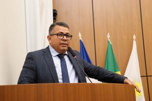 Vereador Folha solicita limpeza e manutenção das praças da Arno 31 e Arno 33