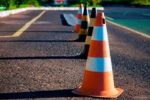 Dois homens ficam feridos após motocicleta bater em cone de sinalização de obras na TO-010