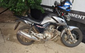 Moradores impedem fuga de homem que furtou moto na região sul de Palmas e ele é preso pela PM