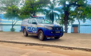 Após discussão por ciúmes, homem tenta enforcar companheira e a joga contra móvel; vítima se tranca em casa e aciona a PM