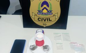 Jovem com histórico de tráfico, receptação e uso de moeda falsa é preso com drogas e materiais para embalar cocaína