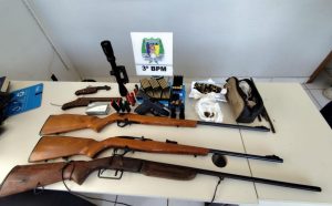 Pai e filho são presos com armas, quase 500 munições e drogas durante operação da PM