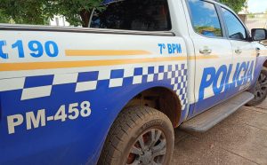 Homem com mandado por roubo é preso ao ser reconhecido em lanchonete durante patrulhamento da PM