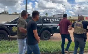 Dupla é presa por dar apoio em homicídio; vítima foi morta em fazenda e carro incendiado durante a fuga