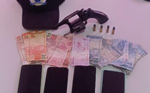 Homem é preso em flagrante após roubar lan house com revólver e levar celulares, dinheiro e moto de vítimas