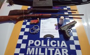 Homem foragido por homicídio é preso na zona rural com espingardas, pistola adaptada e moto sem placa
