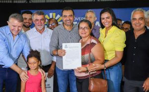 Governador entrega títulos definitivos a mais de 700 famílias da região sul de Palmas