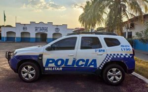 Motorista com sinais de embriaguez bate carro, tenta fugir, e é preso com dois facões e um canivete