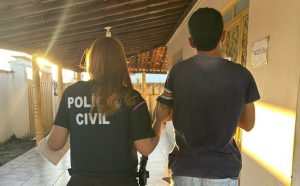 Homem viola medidas protetivas, invade casa, esfaqueia ex-companheira pelas costas e é preso ao tentar fugir