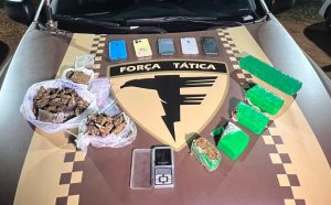 Mulher é presa com mochila recheada de drogas, celulares e balança ao tentar fugir em área alvo do tráfico
