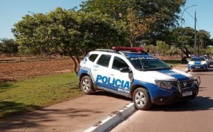 Homem com histórico de 10 furtos e posse ilegal de arma é preso em bloqueio policial após denúncia
