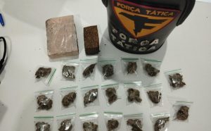 Jovem com passagens por tráfico é preso após cair de moto com 232g de droga embalada para venda