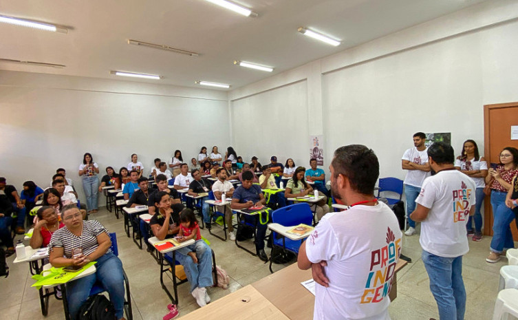 Professores indígenas passam por formação para produzir livros escolares nas línguas de seus povos Professores indígenas passam por formação para produzir livros escolares nas línguas de seus povos