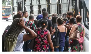 Desemprego recua, renda sobe e Brasil tem melhor desempenho no mercado de trabalho desde 2012
