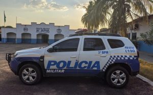 Homem é preso após pilotar moto em zigue-zague embriagado, e ser flagrado com droga na capa do celular