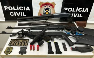 Suspeito de envolvimento na morte de filho de ex-prefeito é alvo de operação e preso com arsenal de armas