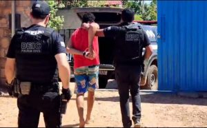 Homem é preso por tráfico de drogas e posse de animal silvestre em casa durante operação policial