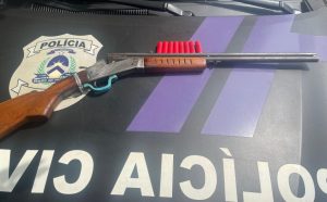 Após denúncia da companheira, homem é preso por violência doméstica e posse de arma artesanal