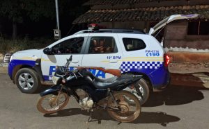 Homem é preso com moto furtada e arma de fogo após ser flagrado com veículo adulterado no interior do Tocantins