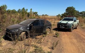 Homem foge a pé após ser flagrado com carro furtado em Palmas; veículo foi deixado perto de mata e recuperado pela PM