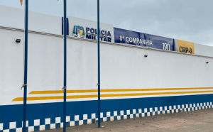 Mulher é presa após ameaçar companheiro com faca, quebrar objetos em casa e desacatar policiais