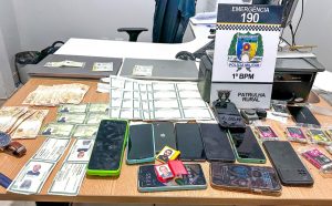 Suspeitos de fraudes com cartões e identidades falsas são presos em Palmas com material de falsificação